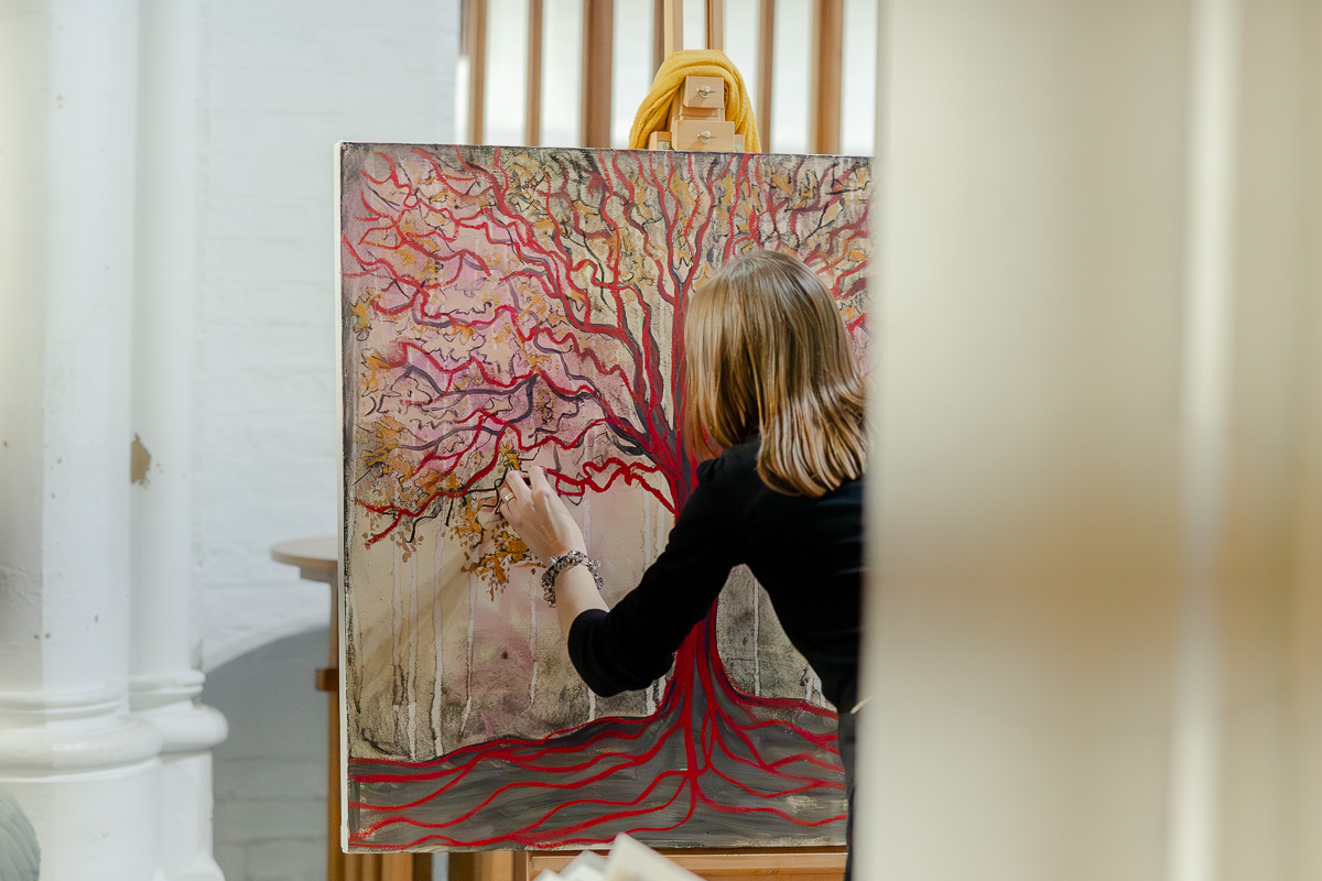 Laura Pearson-Clark Live Paints Steve Bingham's Four Seasons at St Luke's Cambridge