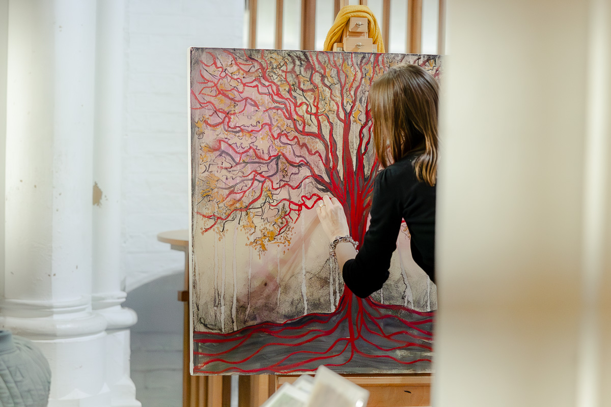 Laura Pearson-Clark Live Paints Steve Bingham's Four Seasons at St Luke's Cambridge