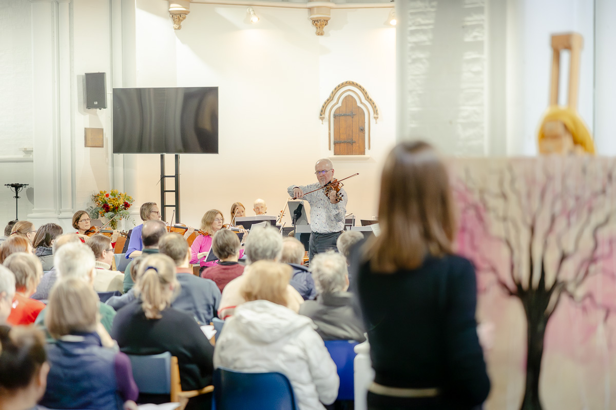 Laura Pearson-Clark Live Paints Steve Bingham's Four Seasons at St Luke's Cambridge